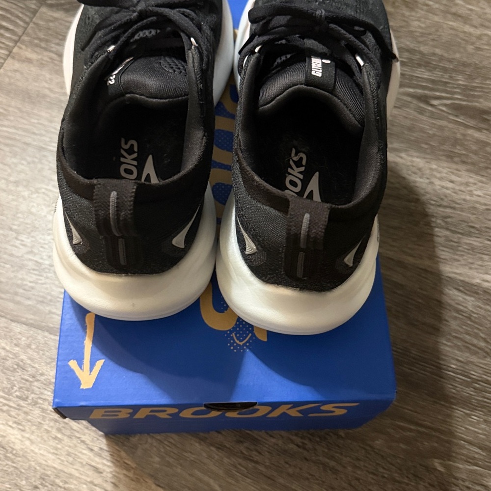 Brooks Black and White Glycerin 22 Sneakers - Picture 5 of 6